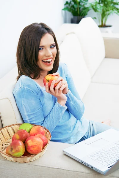 Frau benutzt Laptop auf Sofa. — Stockfoto