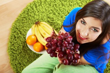 genç bir kadın tutarak üzüm