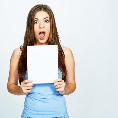 genç kadın boş kart tutun.