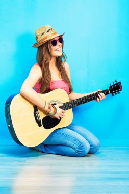 müzik kadın portre gitar ile.