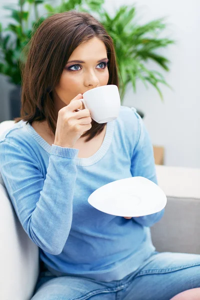 Mladá žena pije kávu — Stock fotografie