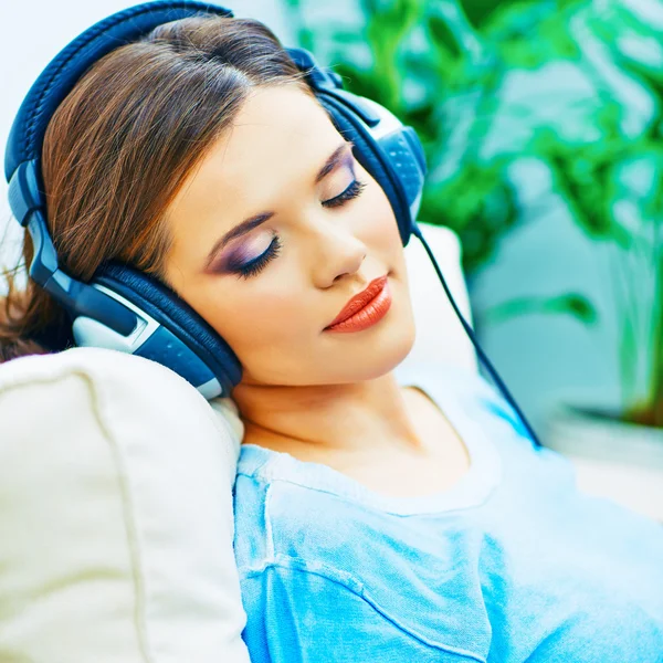 Mooie tiener meisje luisteren muziek. — Stockfoto