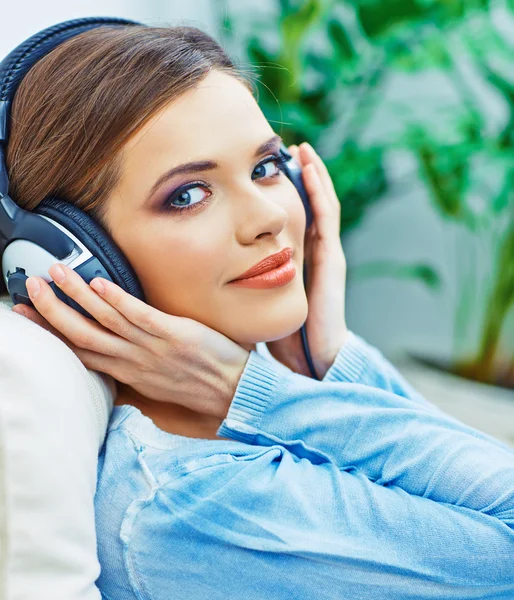 Menina adolescente bonita ouvir música . — Fotografia de Stock