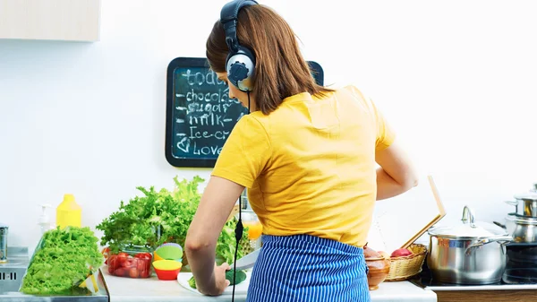 Koken vrouw in keuken — Stockfoto