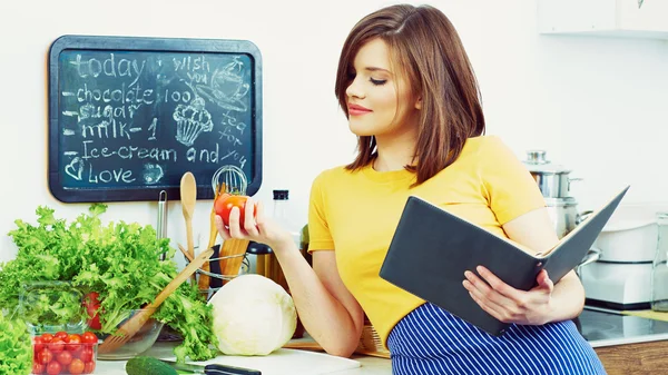Young cooking woman in kitchen. — Stock Photo, Image