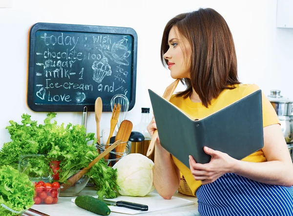 Mujer cocinando en la cocina — Foto de Stock