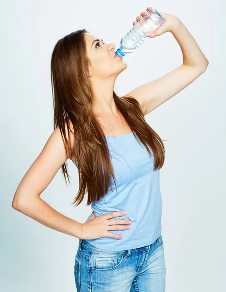 Женщина пьет воду из бутылки — стоковое фото