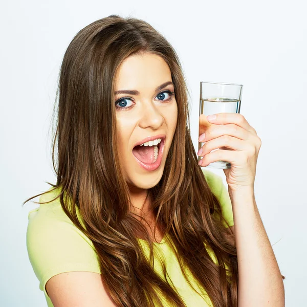 Mujer joven sosteniendo vaso de agua — Foto de Stock