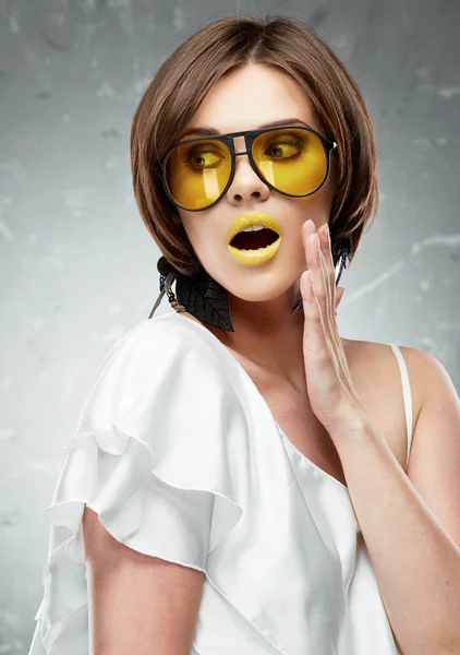 Donna con occhiali da sole gialli . — Foto Stock