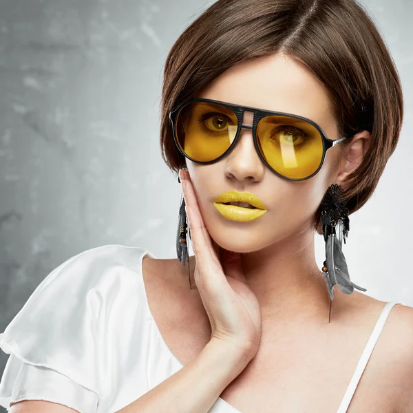 Retrato de belleza de mujer con gafas de sol amarillas . —  Fotos de Stock