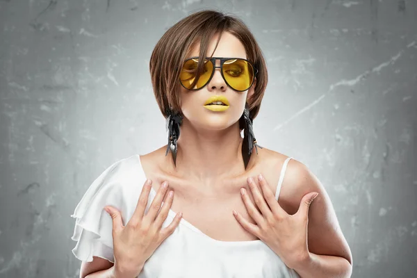 Σέξι μοντέλο με γυαλιά ηλίου κίτρινο. — Φωτογραφία Αρχείου