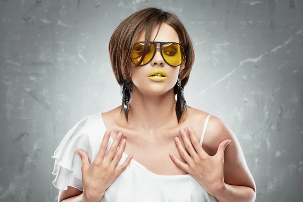 Modèle sexy avec lunettes de soleil jaunes . — Photo