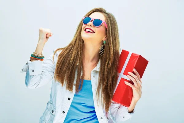 Lachende vrouw houd rode geschenkdoos — Stockfoto