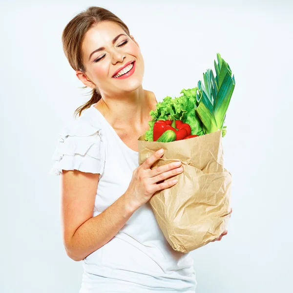 Femme émotionnelle tenir shopping sac d'épicerie — Photo