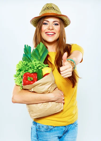 Mulher segurando saco de papel com comida vegetariana — Fotografia de Stock