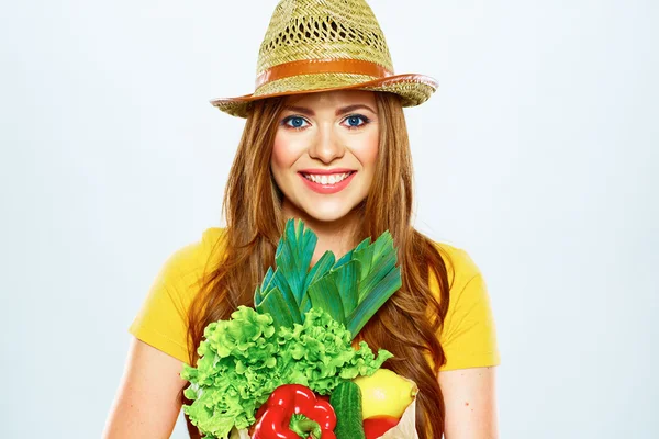 Mujer sosteniendo bolsa de papel con comida vegana — Foto de Stock