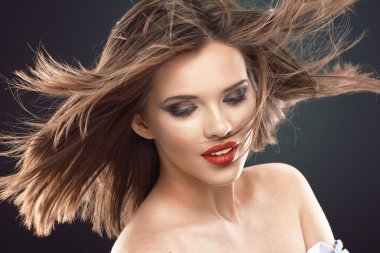 Saç üfleme ile genç modeli.