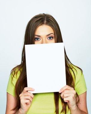 Kadın yüzüne beyaz afiş tutun