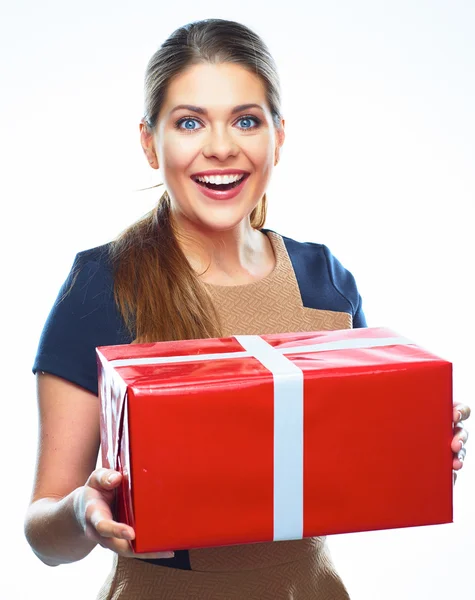 Молодая улыбающаяся женщина с головокружительной коробкой — стоковое фото