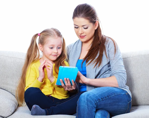 Mère avec sa fille assise sur le canapé — Photo