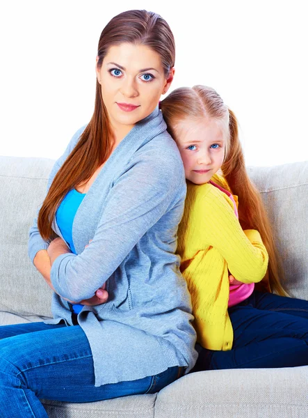Mamma med dotter placera på soffan — Stockfoto