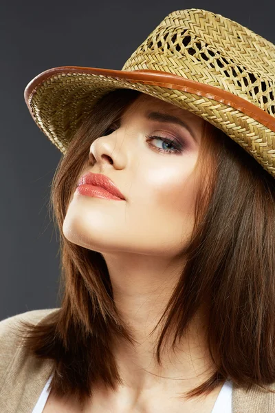帽子の魅力的な若い女性 — ストック写真