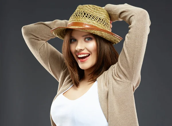 Mulher de estilo casual com chapéu . — Fotografia de Stock