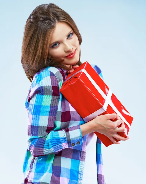 Uśmiechnięta dziewczyna przytrzymaj czerwoną prezent. — Zdjęcie stockowe