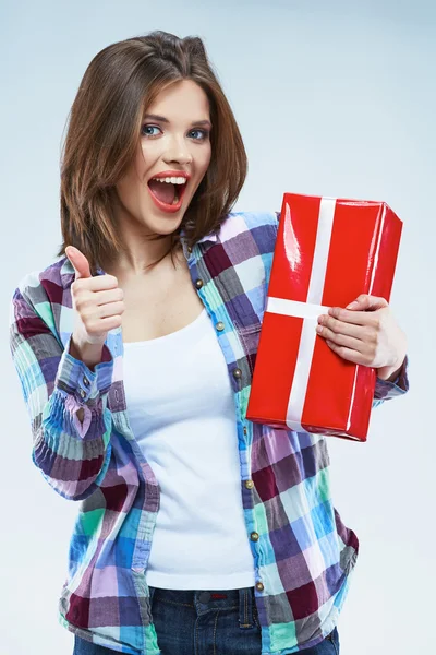 Mujer sonriente joven sostiene caja de regalo roja —  Fotos de Stock