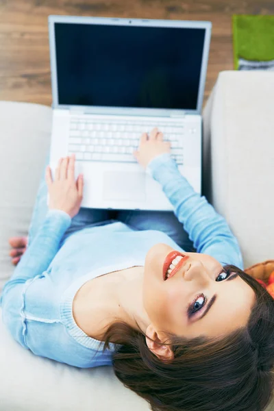 Donna sorridente che lavora sul computer portatile — Foto Stock