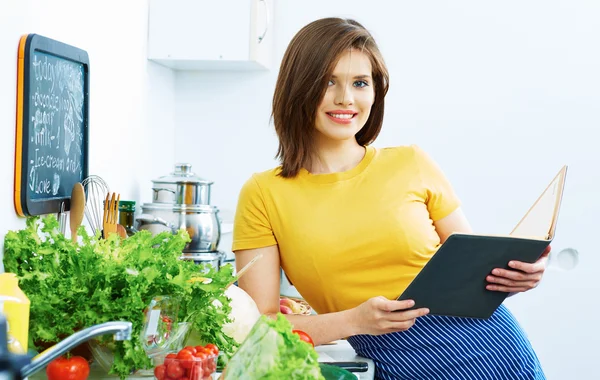 Jeune femme dans la cuisine. — Photo