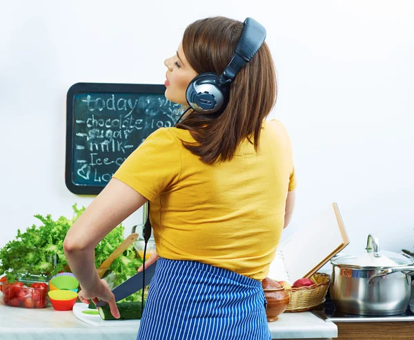 Junges Mädchen kocht mit Spaß — Stockfoto