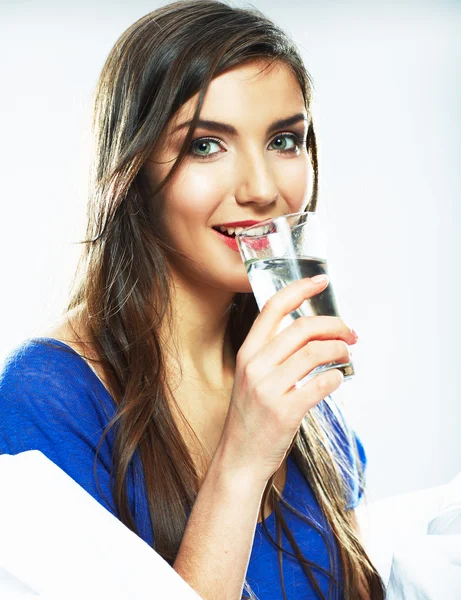 Mujer beber agua de vidrio. —  Fotos de Stock