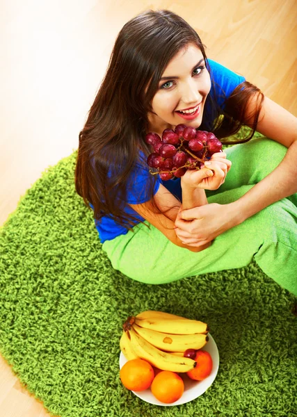 Mulher segurar comida saudável . — Fotografia de Stock