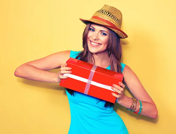 Fashion model posing with gift box — Stock Photo, Image