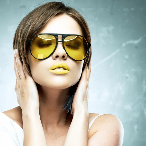 Retrato de mulher com óculos de sol amarelos . — Fotografia de Stock