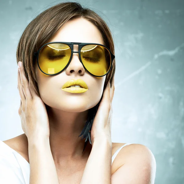 Retrato de mujer con gafas de sol amarillas . — Foto de Stock