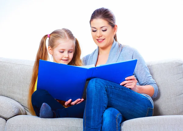 Mamma läsa bok med dotter — Stockfoto