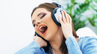 şarkı söyleyen genç kadın