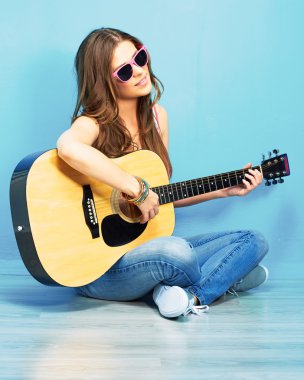Kız oyun müzik akustik gitar