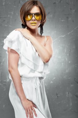 sarı güneş gözlüklü Sexy model.