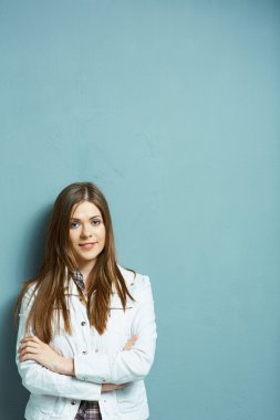 Katlanmış ellerle güzel kadın.