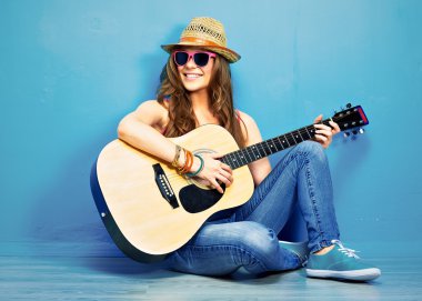 Kız oyun müzik akustik gitar