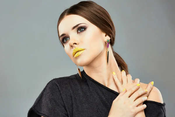 Beleza mulher rosto retrato com lábios amarelos — Fotografia de Stock