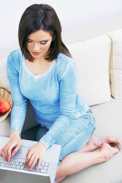 Frau arbeitet zu Hause am Laptop. — Stockfoto