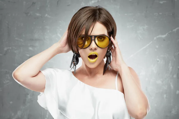 Femme aux cheveux courts et lunettes de soleil jaunes — Photo