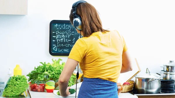 Jovem mulher na cozinha. — Fotografia de Stock