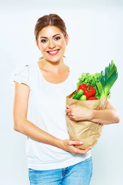 Femme tenant sac en papier avec des légumes — Photo