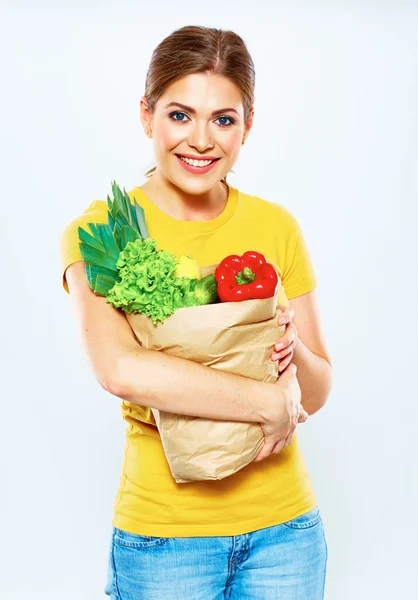 Kvinnan innehav väska med vegetarianmat. — Stockfoto