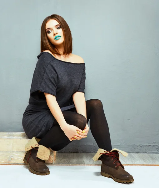 Retrato de mujer de moda en asientos de estilo adolescente contra gris w —  Fotos de Stock